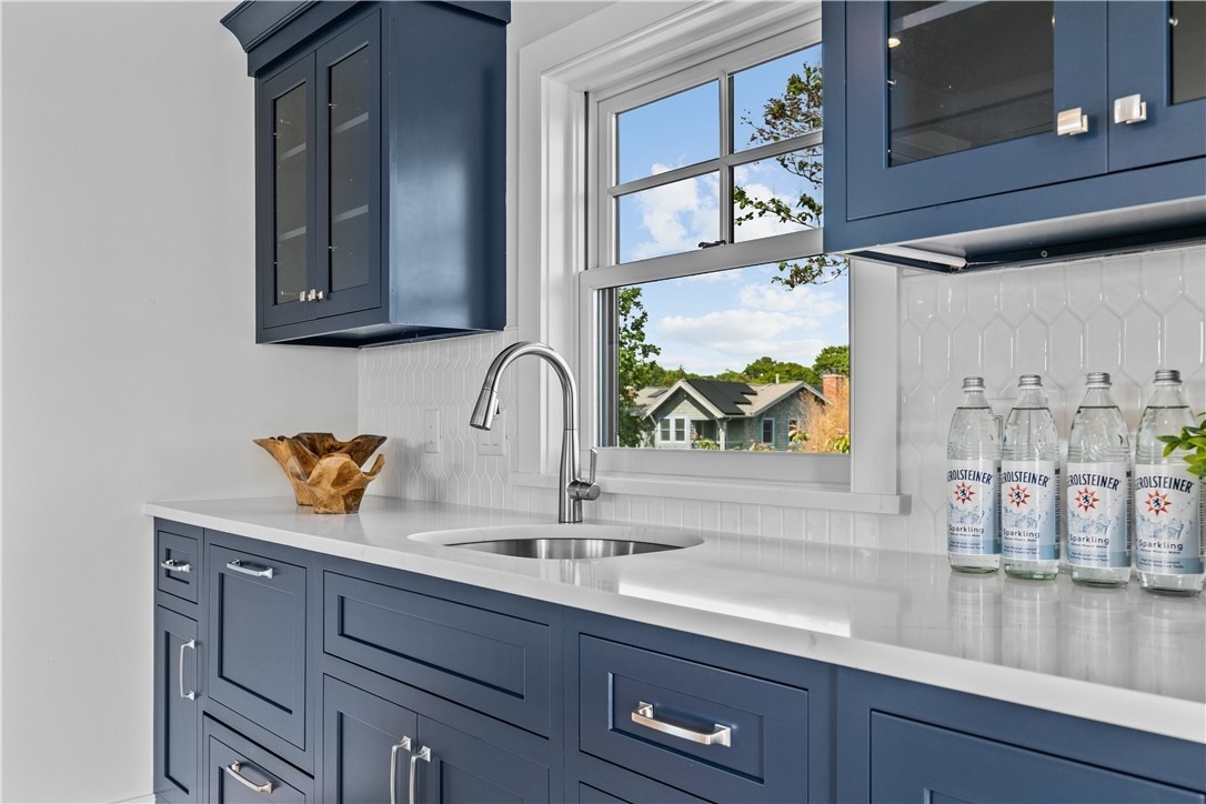 middletown-ri-ellery-wet-bar-blue-cabinets-countertops